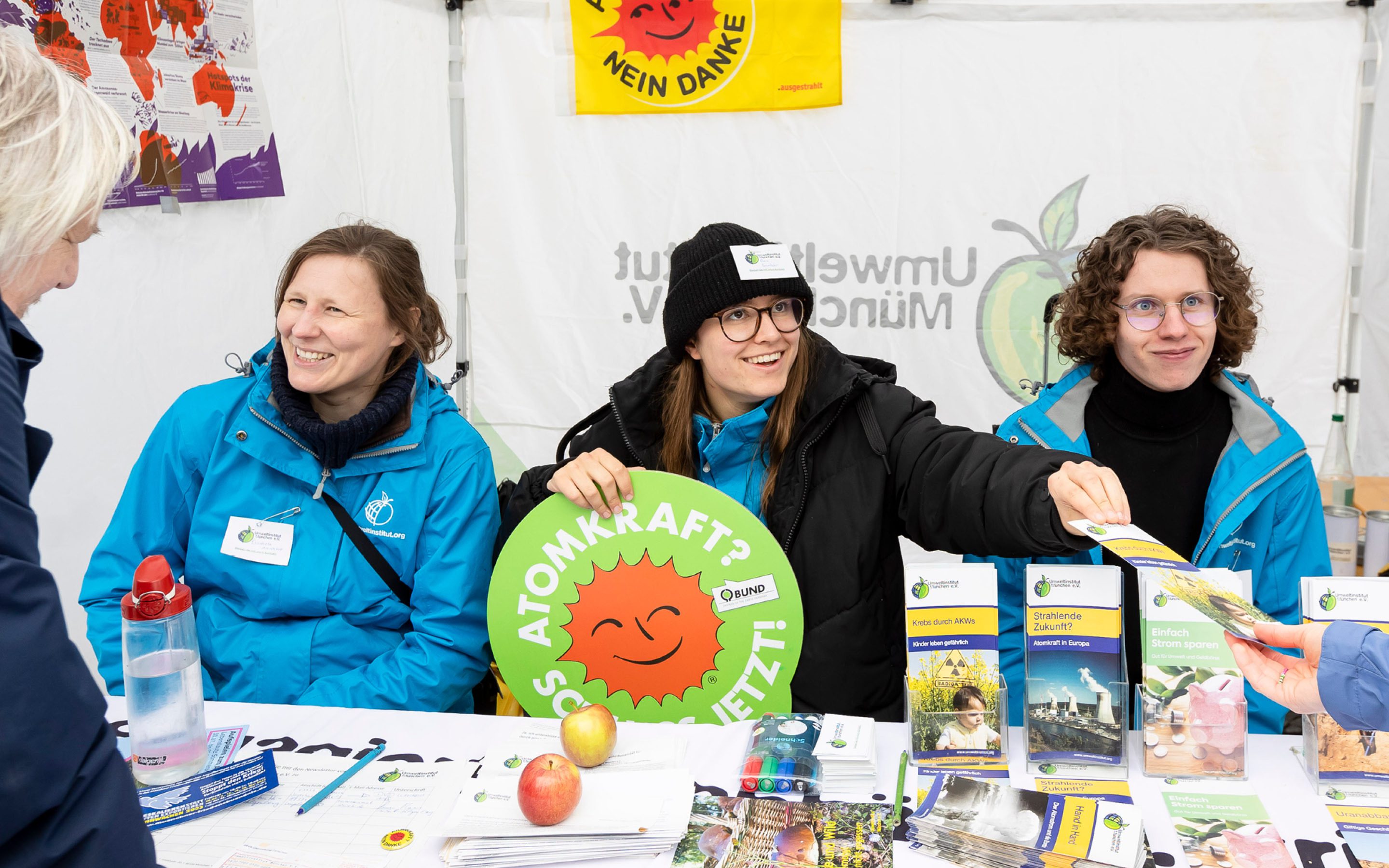 UIM-Mitarbeiter:innen an einem Infostand