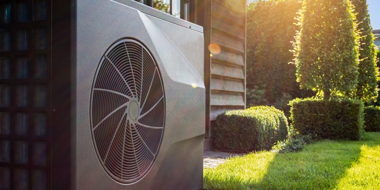 Wärmepumpe in einem Garten Wärmepumpe in einem Garten