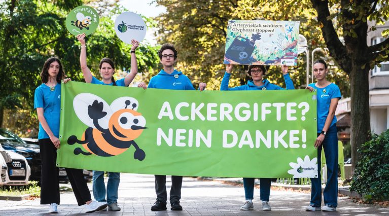 _aktuelle-meldung_image_klage_glyphosat_c-Andi-Weiland Fünf Personen in blauen Oberteilen des