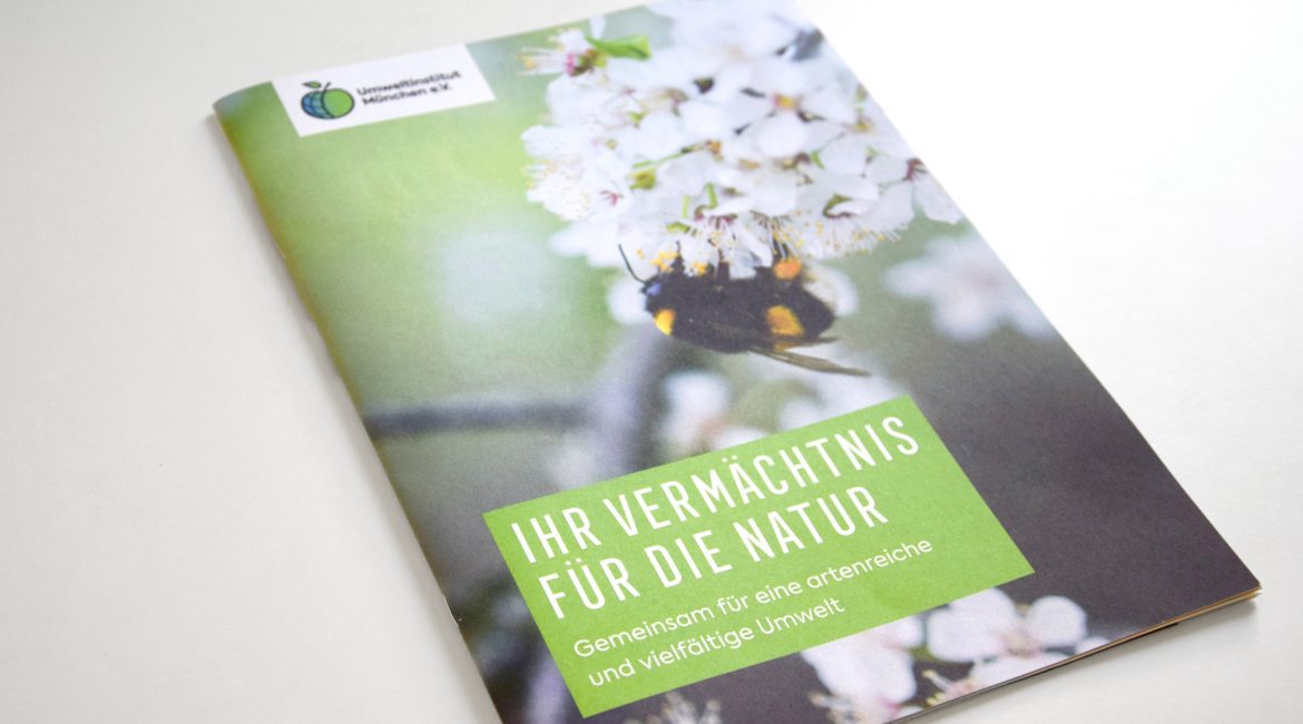 Die Erbschaftsbroschüre des Umweltinstitut München liegt geschlossen auf einem Tisch