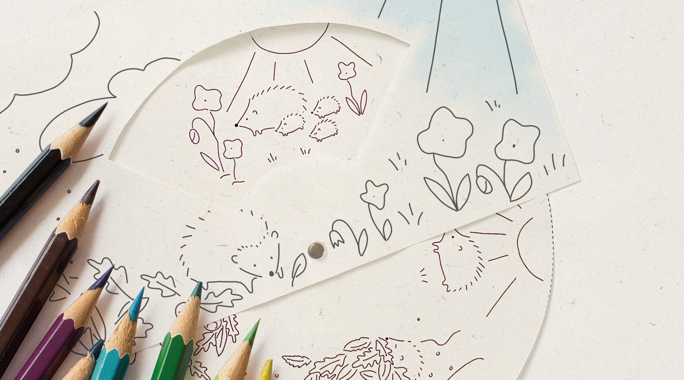 Das Bild zeigt Buntstifte sowie eine Vorlage mit Zeichnungen von Blumen, Blättern und einer Sonne.