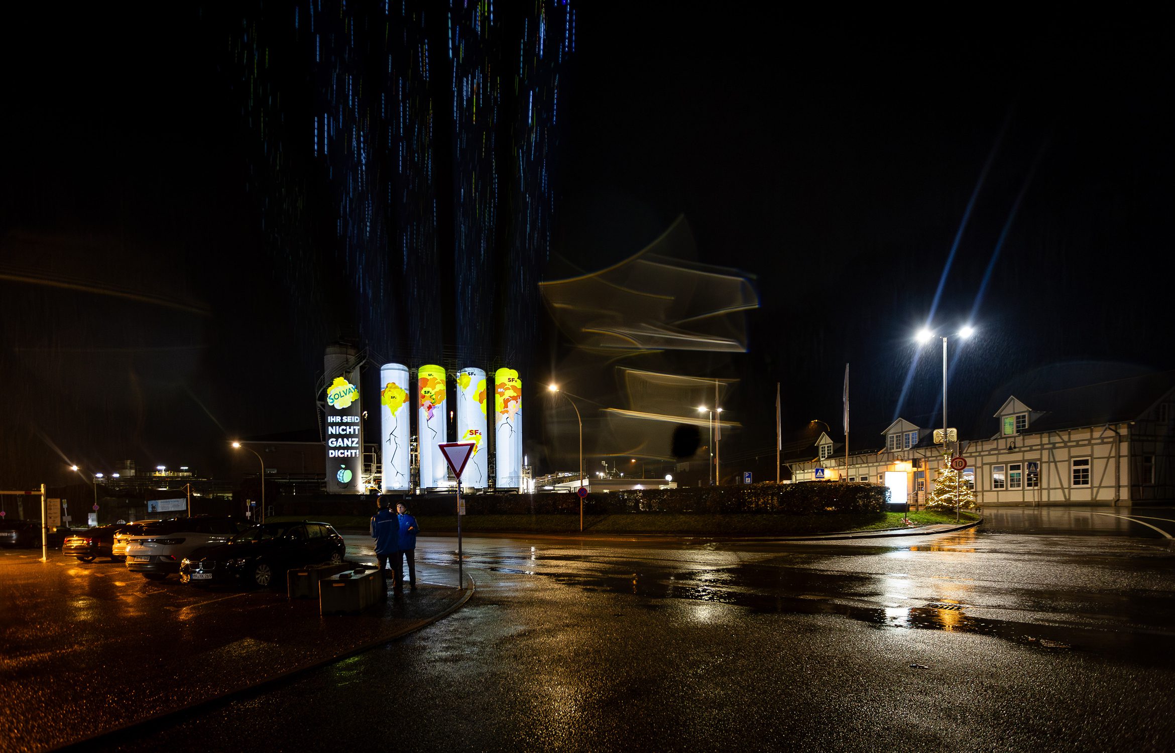 Projektion von Rissen und Spruch Ihr seid nicht ganz dicht auf Tanks der Solvay Chemiefabrik