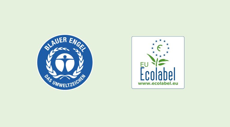 Logos des Blauen Engels und des EU Ecolabels als Orientierung für schadstoffarme Waschmittel.